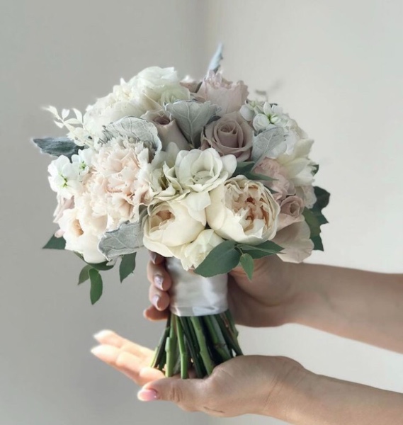 Букет цветов на свадьбу в подарок молодоженам